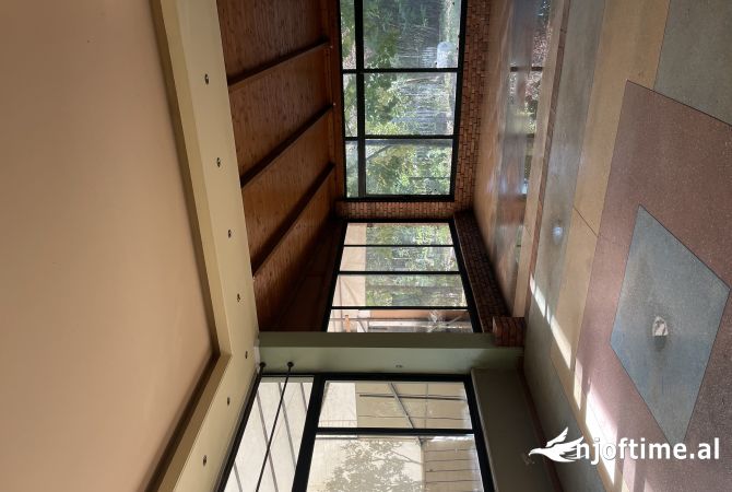 Ambiente Commerciale in Affitto 1+1 a Tirana - 2,500 Euro