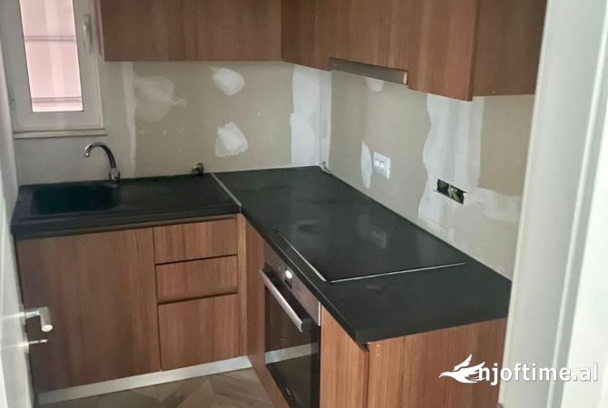 Ambiente Commerciale in Affitto 4+1 a Fier - 2,500 Euro