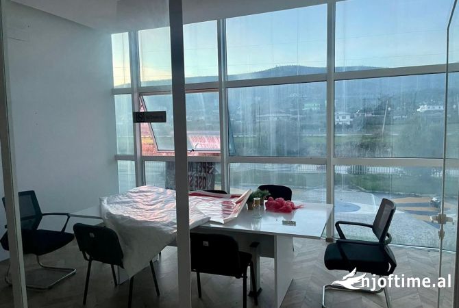 Ambiente Commerciale in Affitto 4+1 a Fier - 2,500 Euro