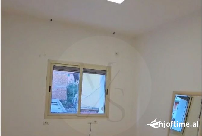 Ambiente Commerciale in Affitto 3+1 a Tirana - 900 Euro