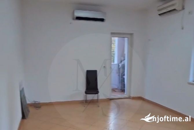 Ambiente Commerciale in Affitto 3+1 a Tirana - 900 Euro