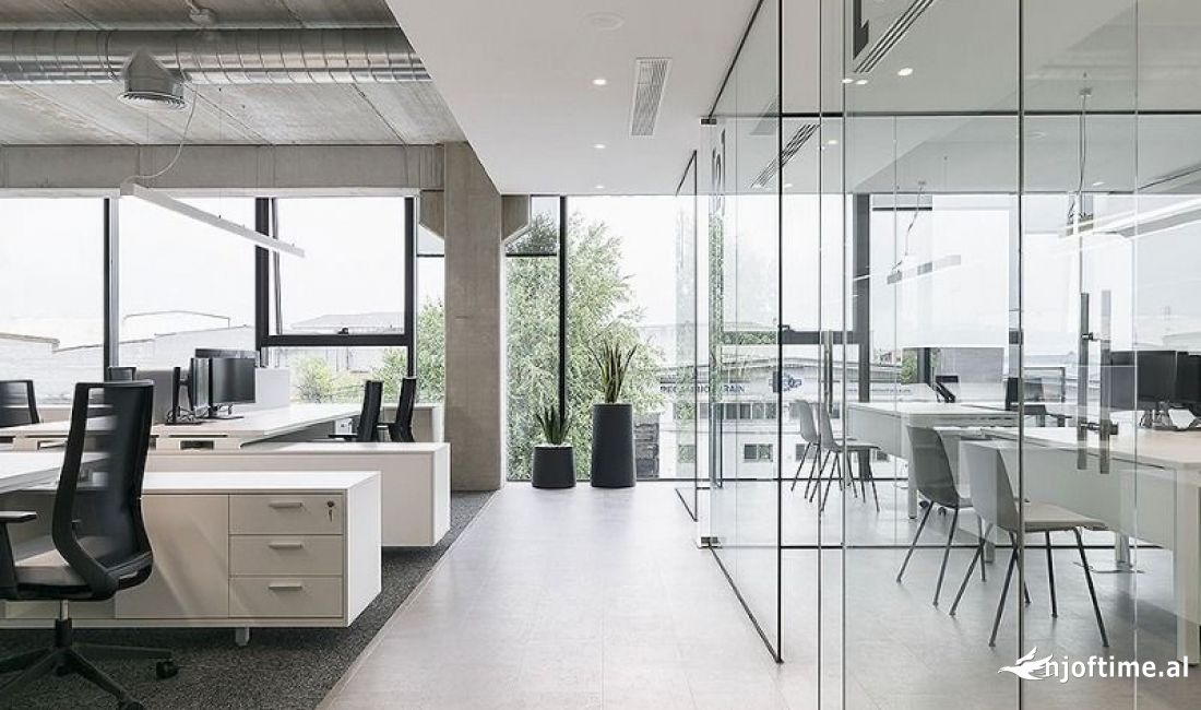 Shitet ambient biznesi  377.5 m2 tek Rruga e Kosovareve 