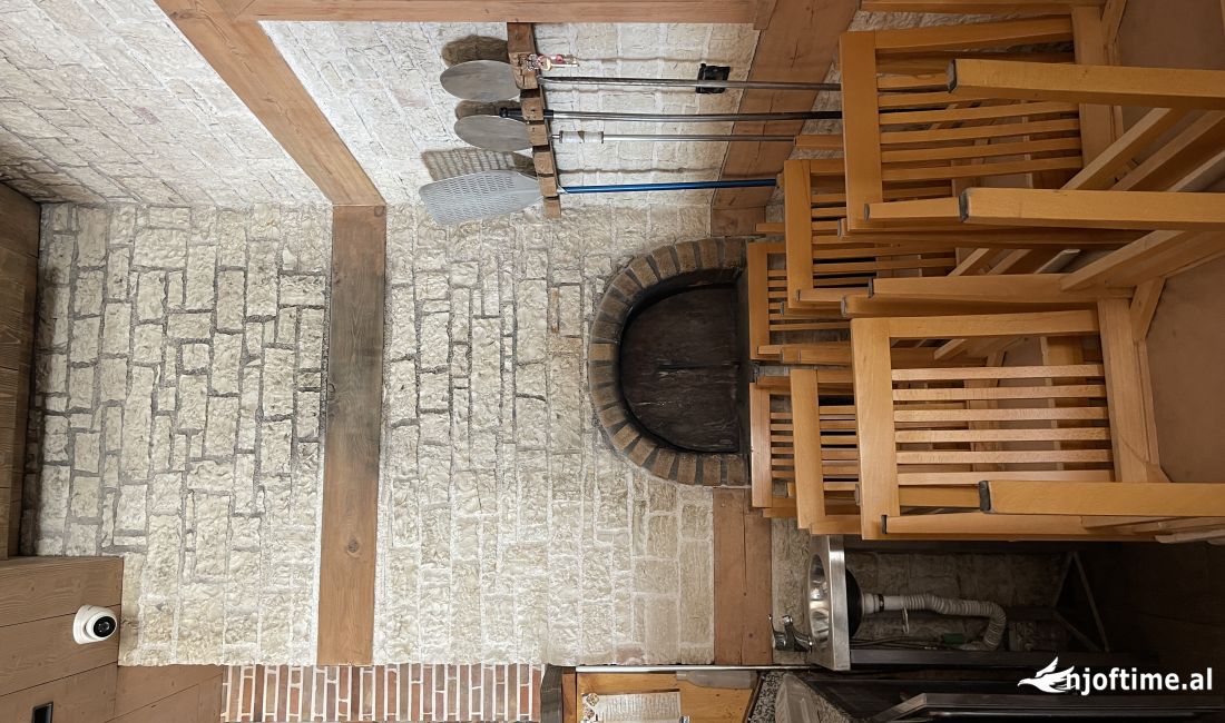 Jepet me qera ambient biznesi me pamje nga deti ne Sarande