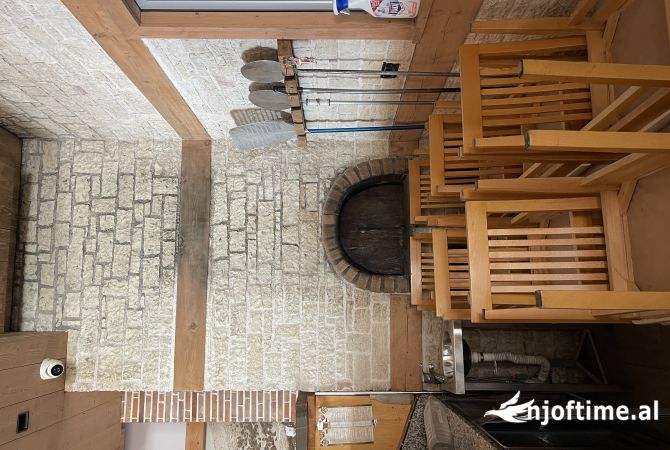 Ambient biznesi me qera 2+1 ne Sarande - 2,000 Euro