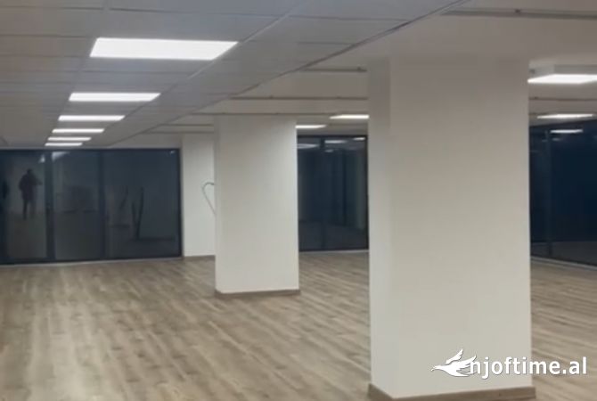 Jepet me qera ambient biznesi buze rruge tek Shkolla e Bashkuar