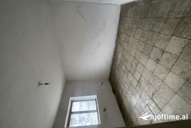 Shitet apartament 1+1 me hipoteke ne Kombinat