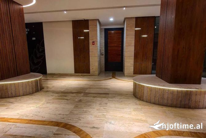 Ambiente Commerciale in Affitto 3+1 a Tirana - 7,500 Euro