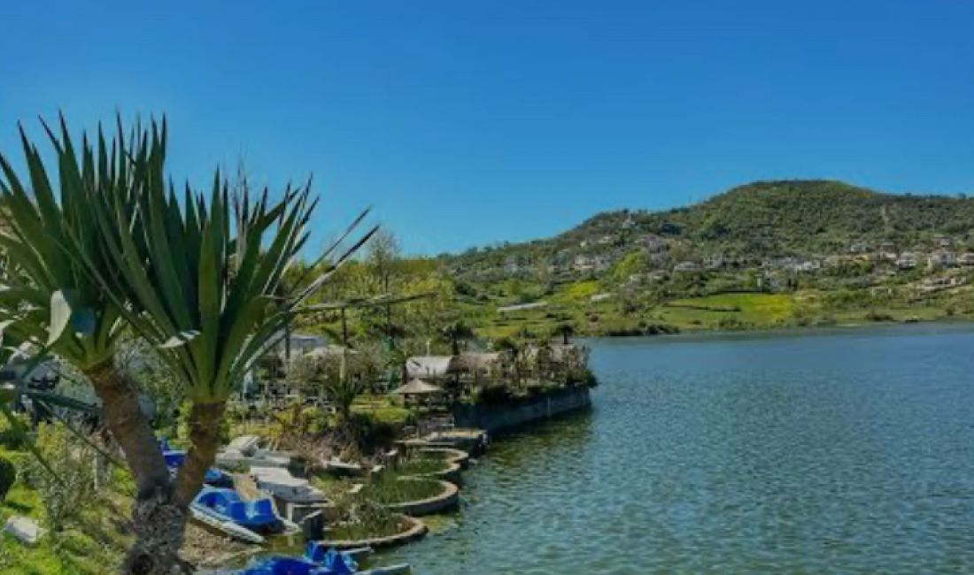 Shitet 3000 m2 toke buze liqenit te Kasharit