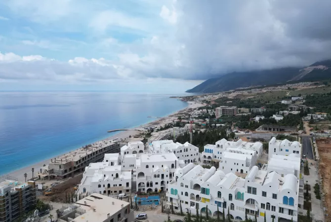 Shitet toke prane bregut te detit buze rruge ne Dhermi