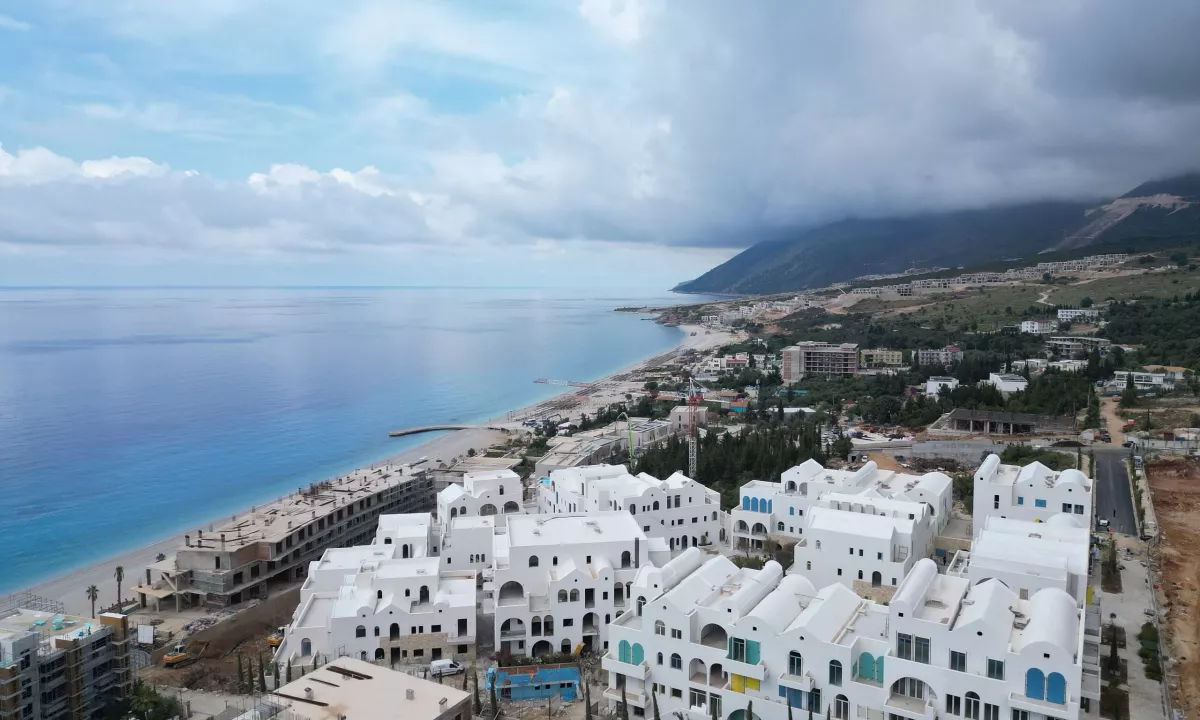 Shitet toke prane bregut te detit buze rruge ne Dhermi