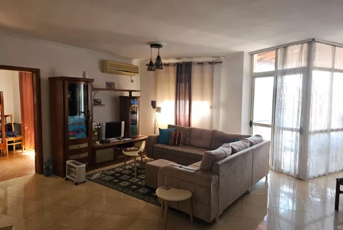 Jepet me qera apartament 2+1 tek Rruga e Barrikadave
