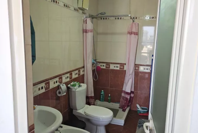 Shtepi me qera Apartament ne Tirane, 2+1, Mobilimi E mobiluar, Pagesa 65,000  Leke.