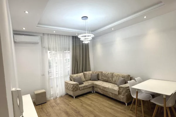 Shitet apartament 1+1 tek Kodra e Diellit