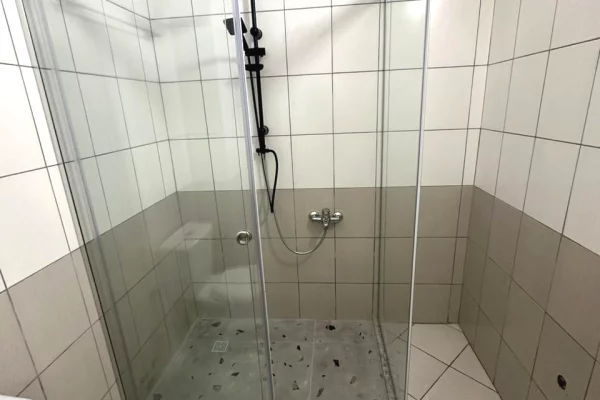 Shtepi ne shitje Apartament ne Tirane, 1+1, Mobilimi E mobiluar, Pagesa 145,000  Euro.