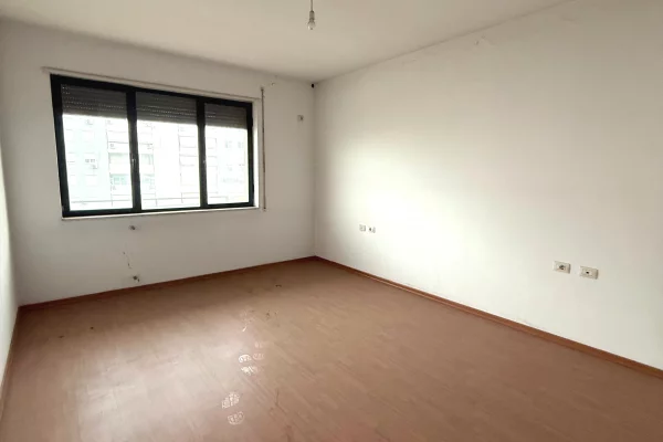 Shtepi ne shitje Apartament ne Tirane, 2+1, Mobilimi Bosh, pa mobiluar, Pagesa 230,000  Euro.
