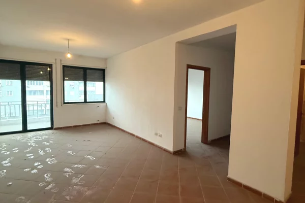 Shitet apartament 2+1+2 tek Mbikalimi i Komunes Parisit