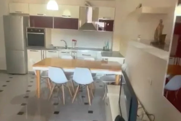 Appartamento in vendita a Tirana 2+1, Arredato