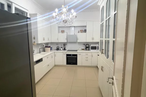 Shtepi me qera Vila Luksoze ne Durres, 6+1, Mobilimi E mobiluar, Pagesa 5,000  Euro.