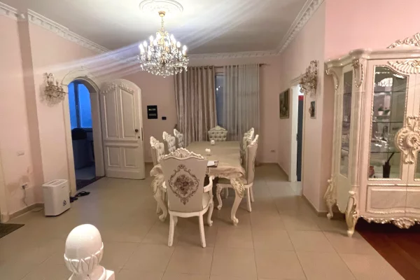 Shtepi me qera Vila Luksoze ne Durres, 6+1, Mobilimi E mobiluar, Pagesa 5,000  Euro.