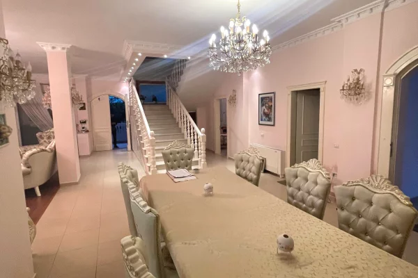 Shtepi me qera Vila Luksoze ne Durres, 6+1, Mobilimi E mobiluar, Pagesa 5,000  Euro.