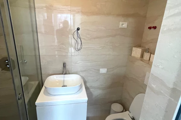 Shtepi me qera Apartament ne Tirane, 2+1, Mobilimi E mobiluar, Pagesa 1,500  Euro.