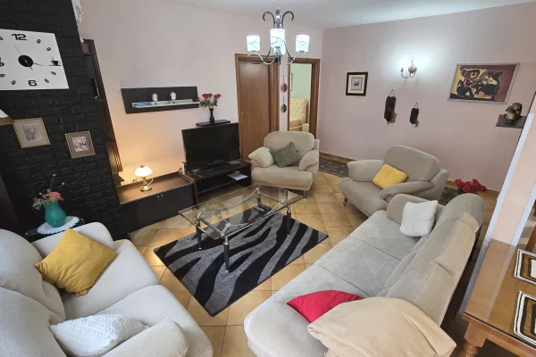 Shtepi me qera Apartament ne Tirane, 2+1, Mobilimi E mobiluar, Pagesa 600  Euro.