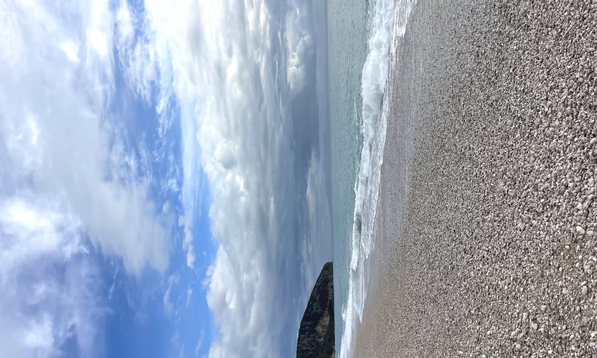 Shtepi ne shitje Apartament ne Himare, Garsoniere, Mobilimi Bosh, pa mobiluar, Pagesa 55,000  Euro.