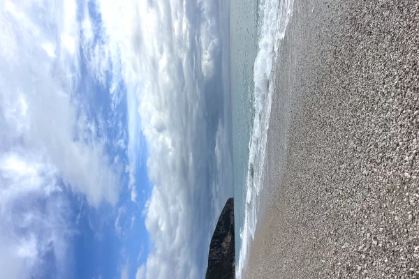 Shitet gasoniere prane bregut ne Dhermi