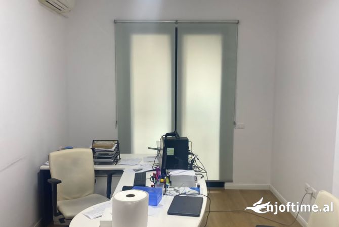 Ambiente Commerciale in Affitto 1+1 a Tirana - 650 Euro