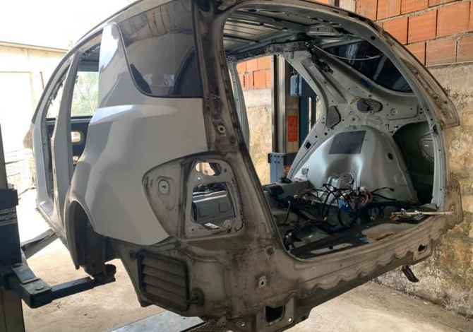 Shiten pjese kembimi per Mercedes-Benz