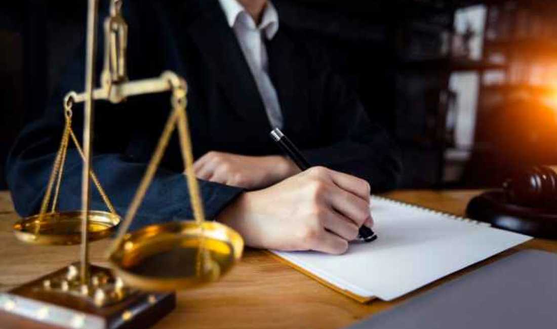 Zyre juridike (avokatie) ofron konsulence ligjore per ceshtje civile, tregtare dhe administrative 