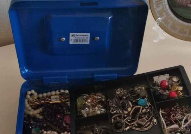 Veshje dhe Aksesor per te Rritur ne Tirane - 800 Leke