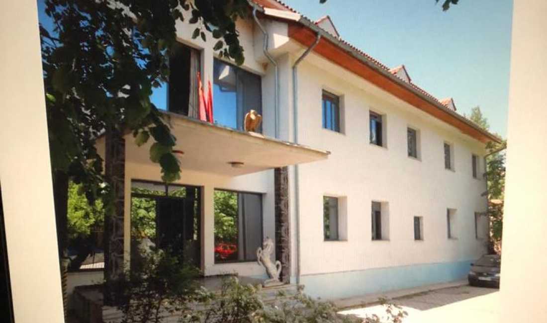 Shitet hotel ne qender te Kukesit