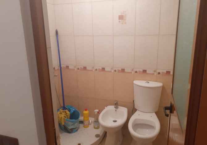 Shtepi ne shitje  ne Tirane, 2+1, Mobilimi Pjeserisht e mobiluar, Pagesa 65,000  Euro.