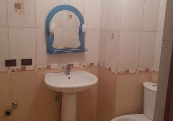 Shtepi ne shitje  ne Tirane, 2+1, Mobilimi Pjeserisht e mobiluar, Pagesa 65,000  Euro.