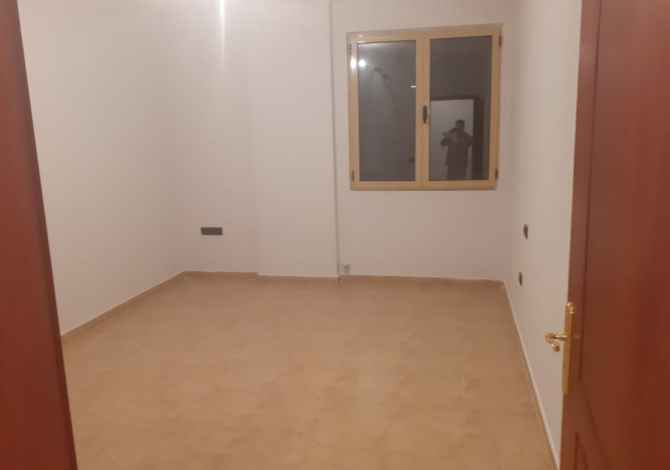 Shtepi ne shitje  ne Tirane, 2+1, Mobilimi Pjeserisht e mobiluar, Pagesa 65,000  Euro.