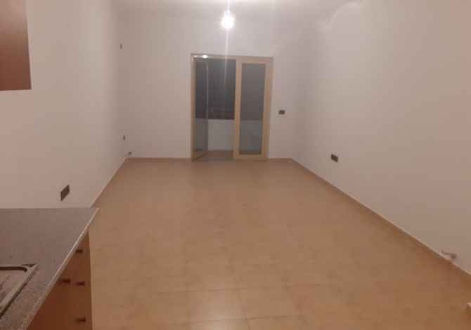 Shtepi ne shitje  ne Tirane, 2+1, Mobilimi Pjeserisht e mobiluar, Pagesa 65,000  Euro.