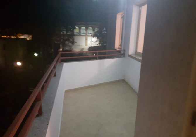 Shtepi ne shitje  ne Tirane, 2+1, Mobilimi Pjeserisht e mobiluar, Pagesa 65,000  Euro.