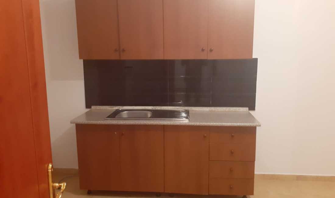 Shtepi ne shitje  ne Tirane, 2+1, Mobilimi Pjeserisht e mobiluar, Pagesa 65,000  Euro.