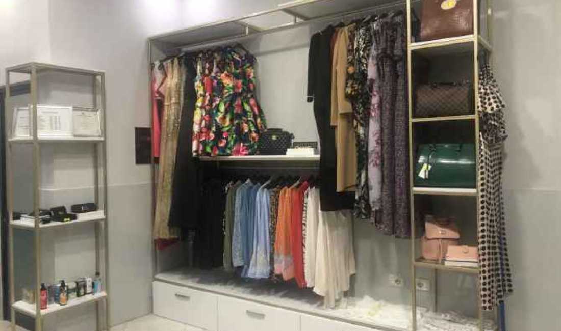 💥 Shiten pajisjet per kompletim total per butik bashke me veshje te reja!💥 