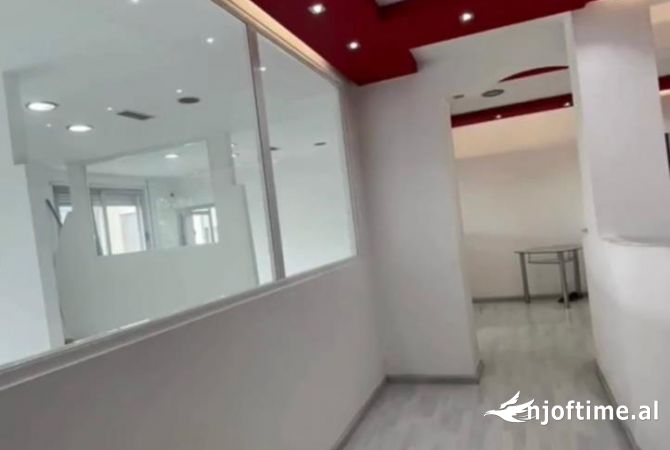Ambiente Commerciale in Affitto 1+1 a Tirana - 1,000 Euro