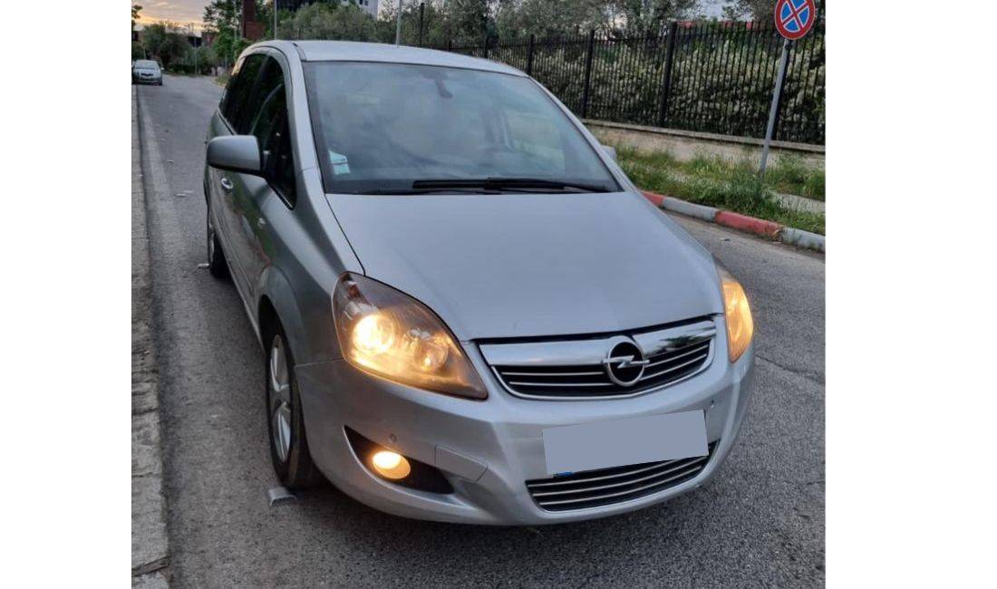 Jepet makine OPEL ZAFIRA  me qera ditore 35 euro 
