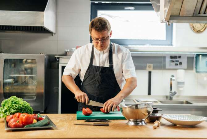 Njoftime Pune per Kuzhinier ne Himare