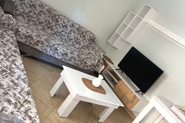 🔥 SUPER OFERTË QERAJE NË ASTIR – APARTAMENT 1+1 NË ZONË TEPËR TË KËRKUAR! 🏡✨