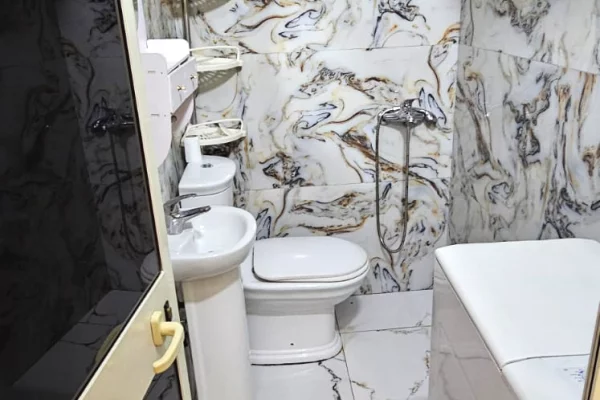 Shtepi me qera Apartament ne Tirane, Garsoniere, Mobilimi E mobiluar, Pagesa 30,000  Leke.