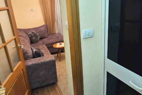 Shtepi me qera Apartament ne Tirane, Garsoniere, Mobilimi E mobiluar, Pagesa 30,000  Leke.