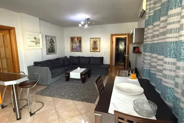 🔥 Jeto ne nje nga zonat me te kerkuara te Tiranes! Jepet me qera apartament 2+1+2 tek Delijorgji 🔑