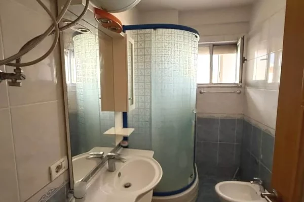 Shtepi me qera Apartament ne Tirane, 2+1, Mobilimi E mobiluar, Pagesa 65,000  Leke.