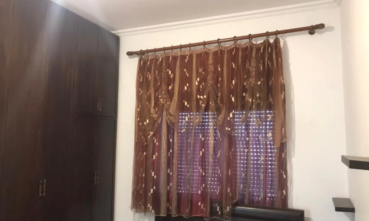 Shtepi me qera Apartament ne Tirane, 2+1, Mobilimi E mobiluar, Pagesa 400  Euro.