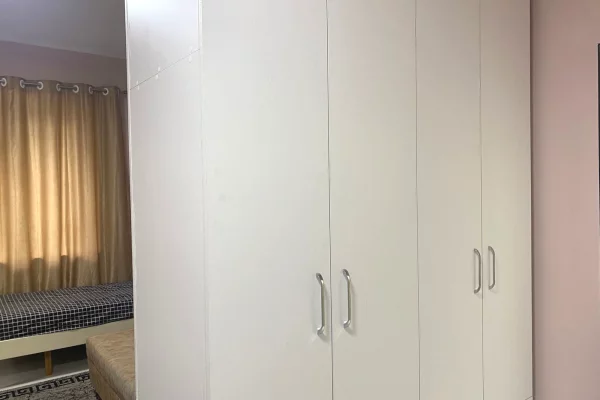 Jepet me qera Apartament 1+1 ne rrugen Hysen Selmani Tirane